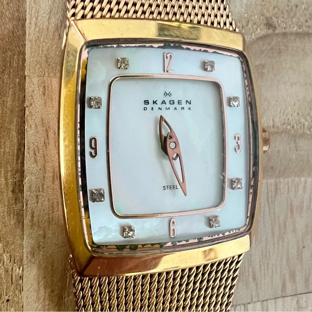 Skagen Denmark ladies rectangular rose gold tone dress watch NEW BATTERY